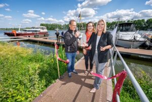 Opening passantenhaven Schipperkerk door Yvonne Salvino en regiovertegenwoordiger van het Watersportverbond